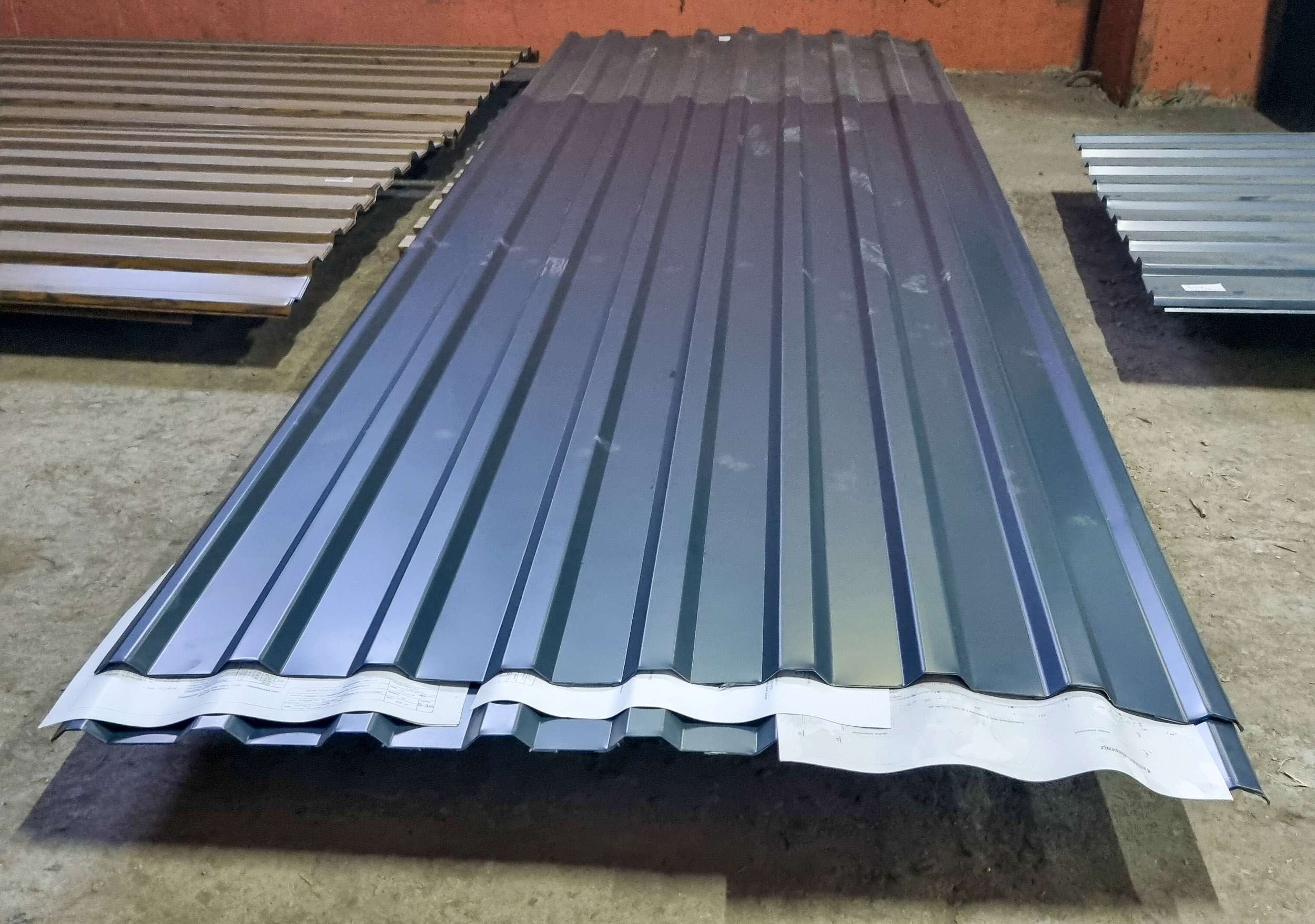 Antracit trapézlemez panel közeli