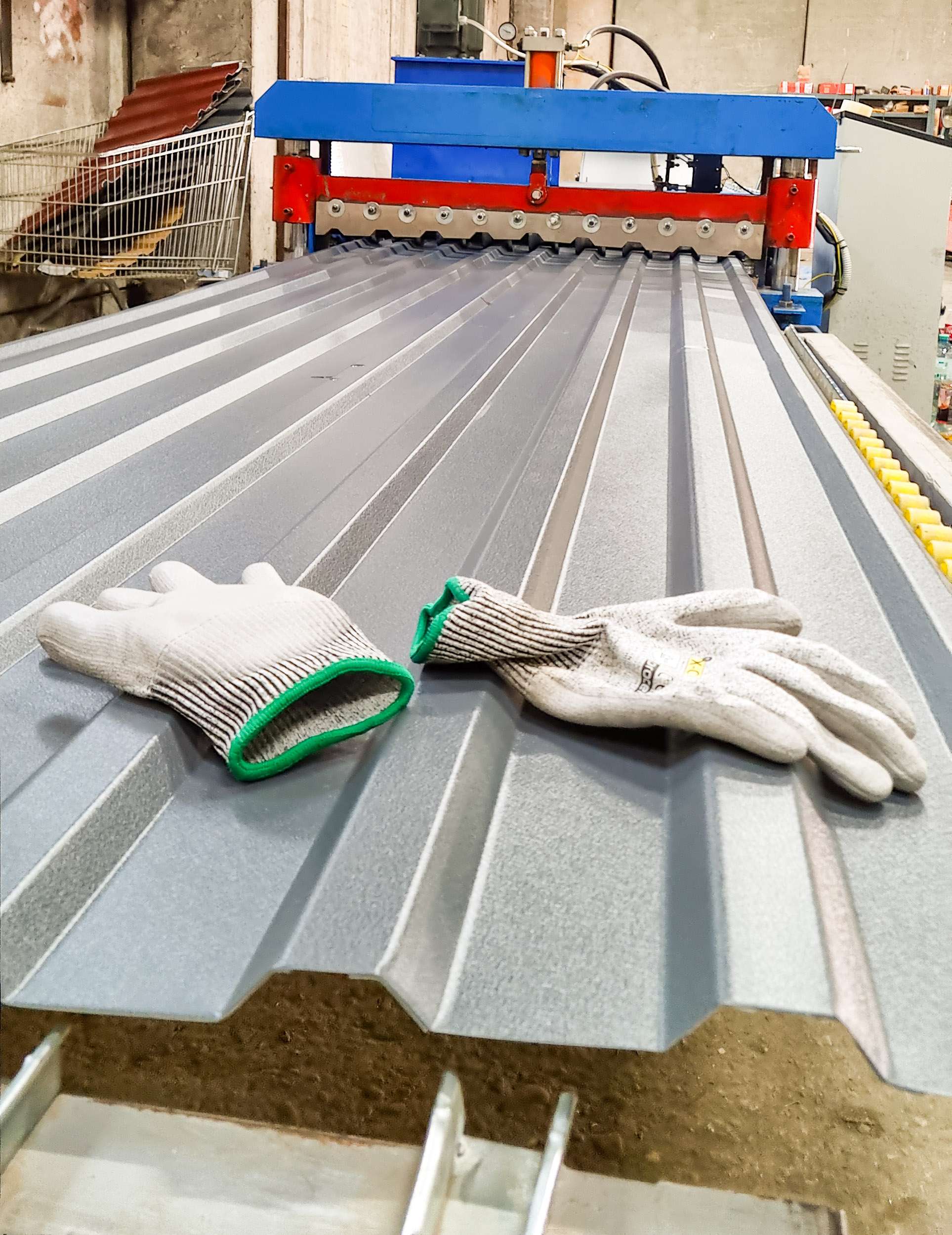 Szürke trapézlemez gyártás közben a hajlítógépen