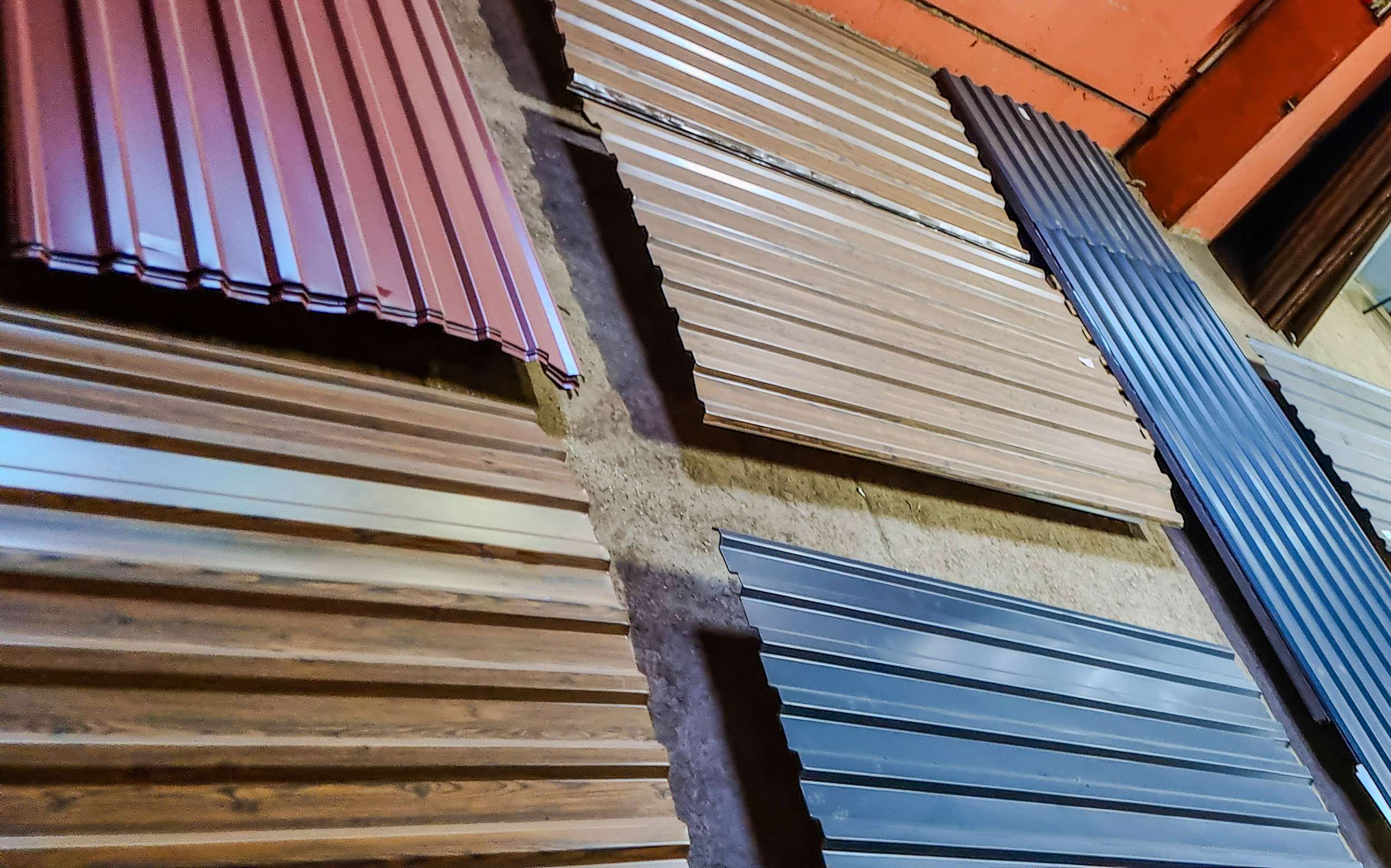 T18 trapézlemez 0,5 mm vastagságban, többféle színben - antracit, vörös, barna, fehér, kék