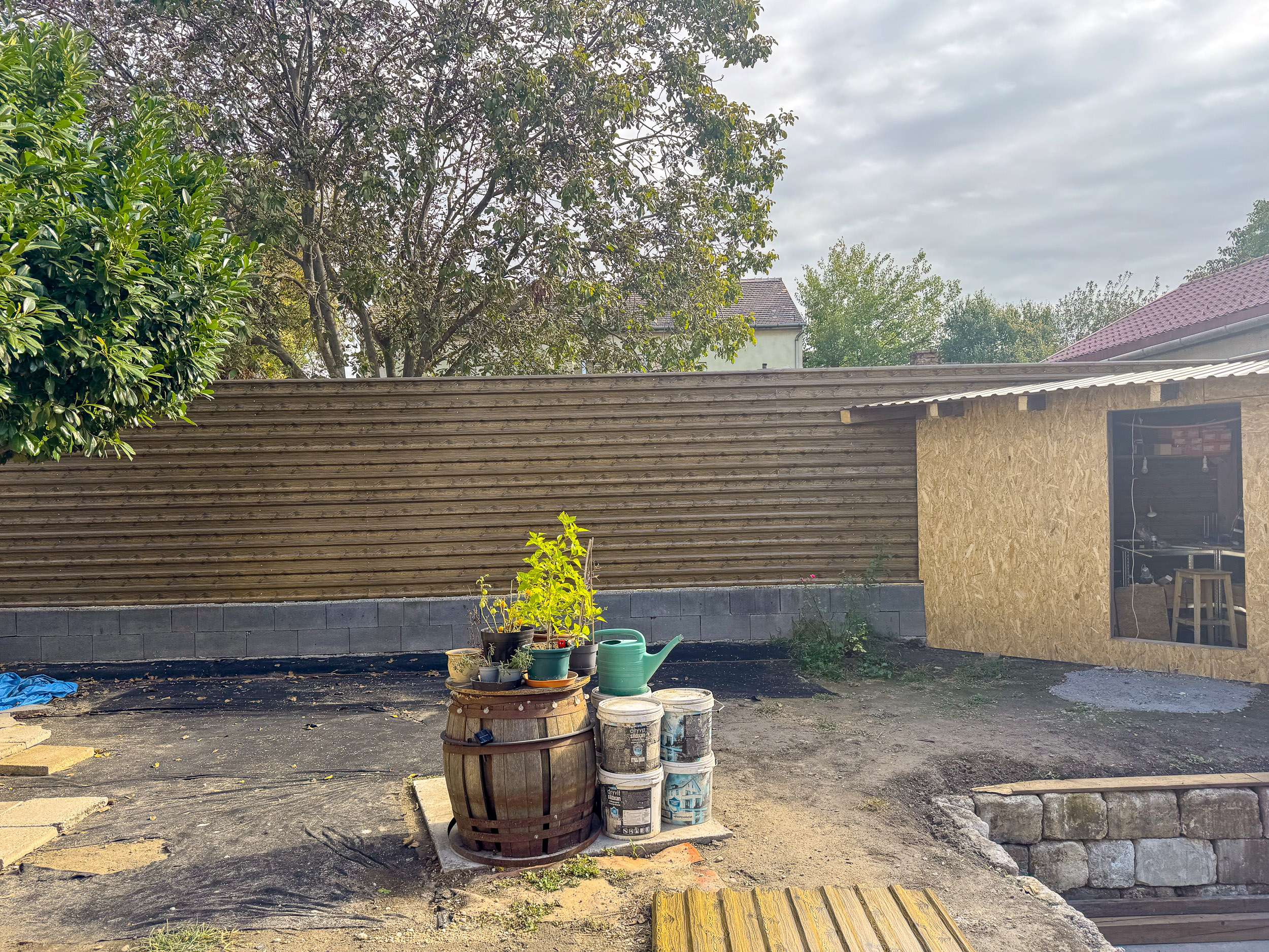 Fahatású trapézlemez kerítés betonalappal