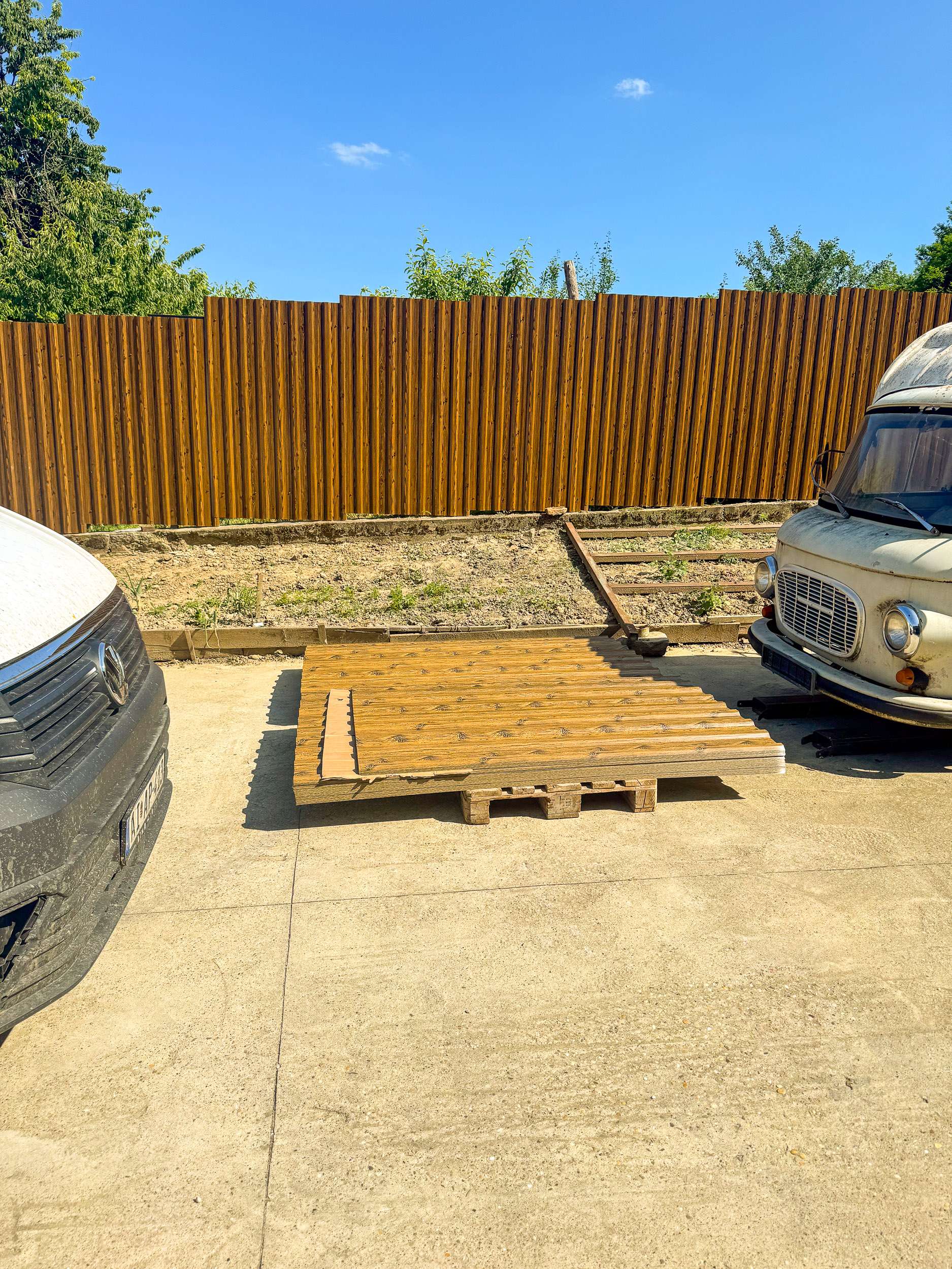 Fahatású trapézlemez lemezek raklapon – kerítésépítéshez