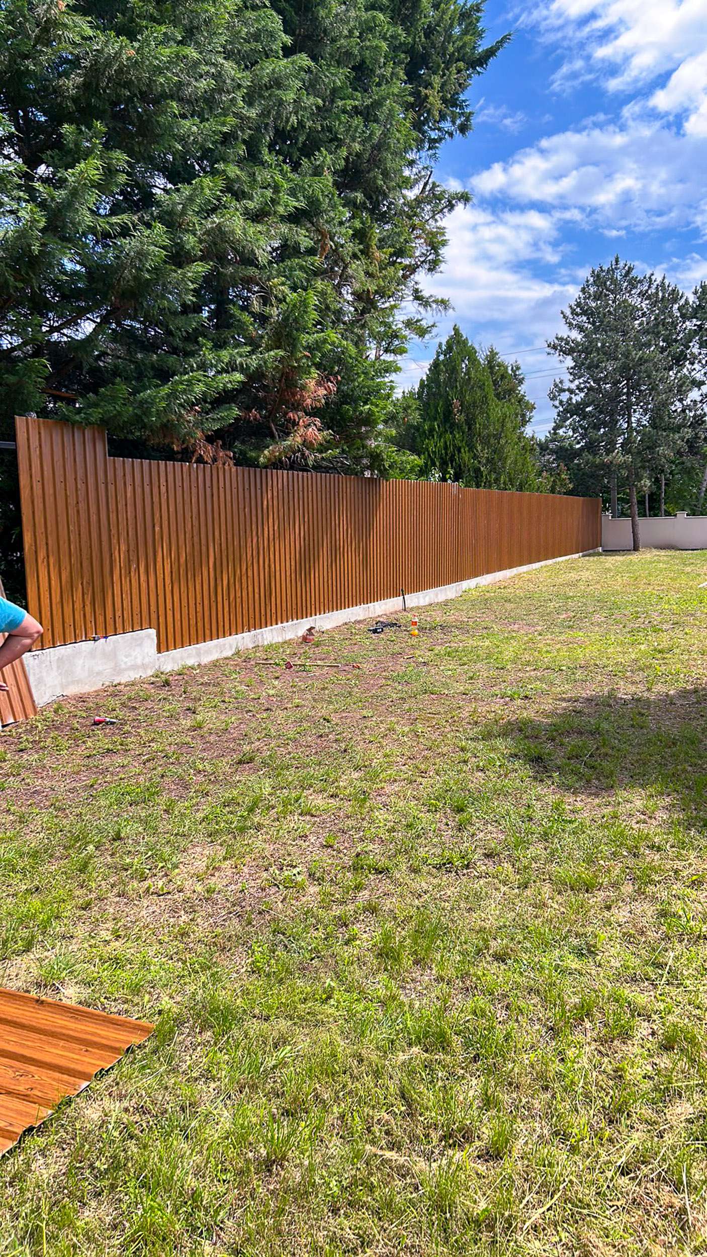 Fahatású trapézlemez kerítés telepítése kertben