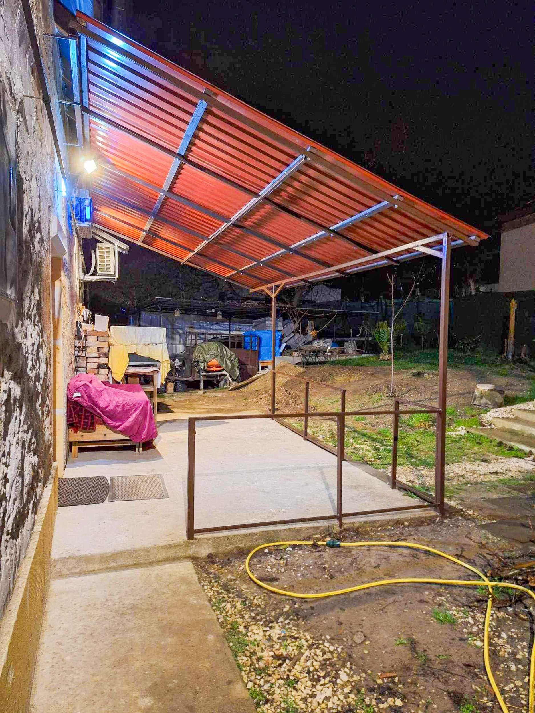 Barna trapézlemez terasztető – fedett pihenő