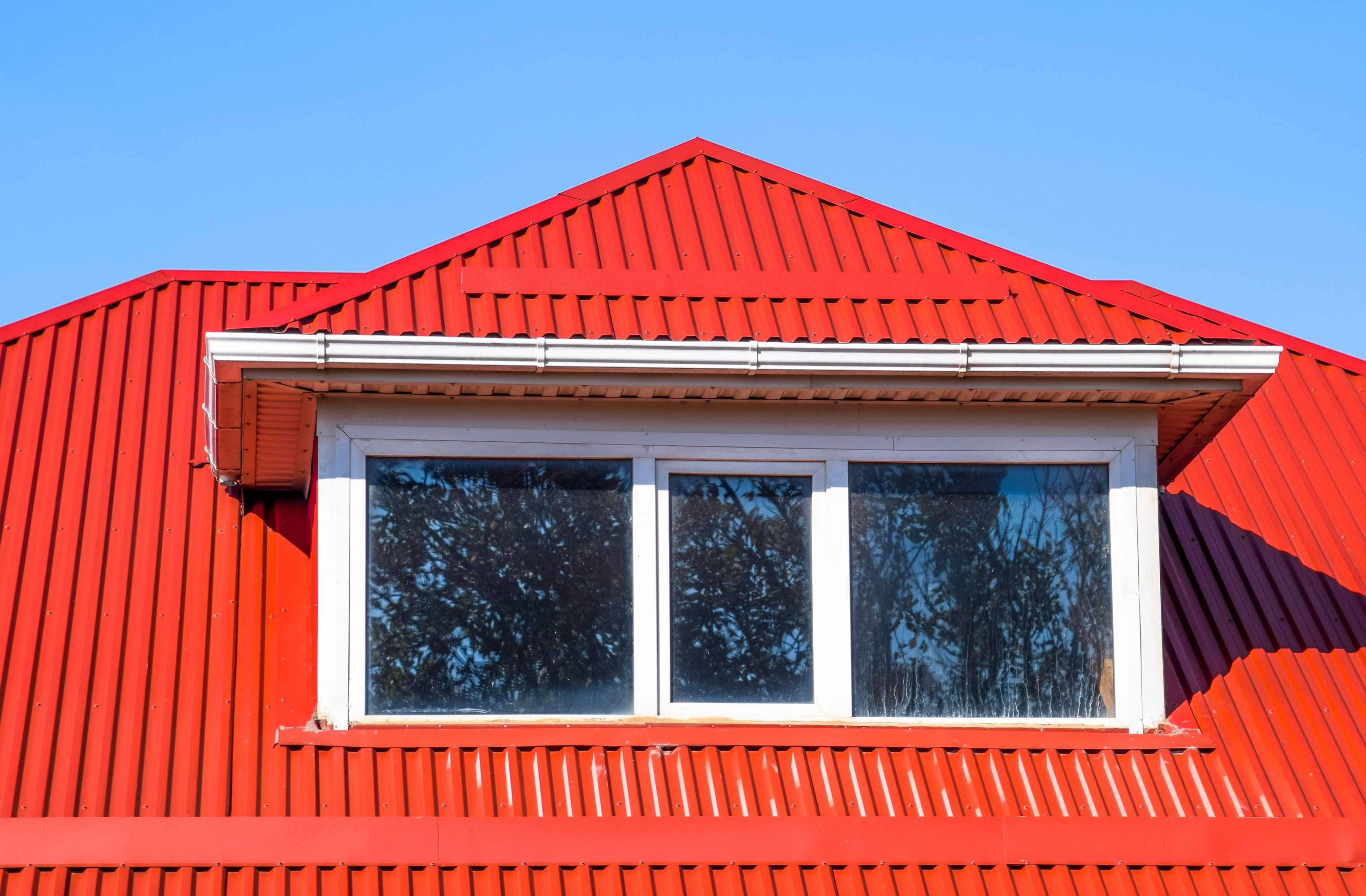 Kész trapézlemez tető családi házon