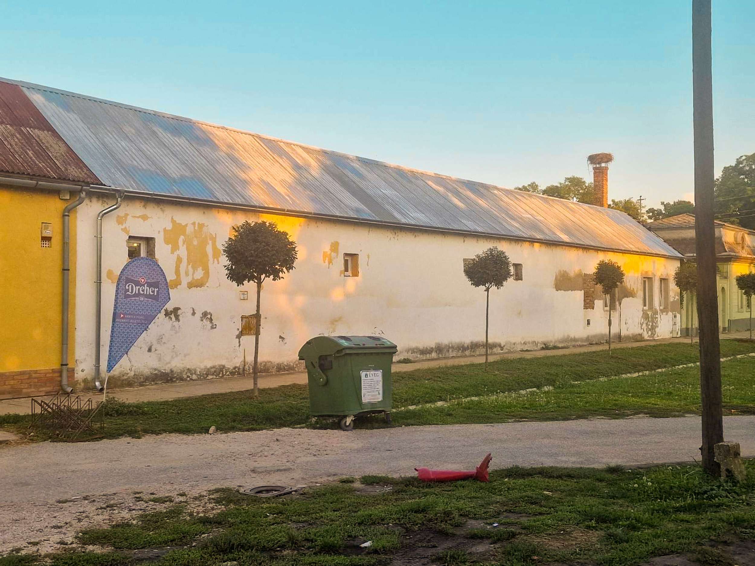 Régi épület trapézlemez tetővel – utcai nézet
