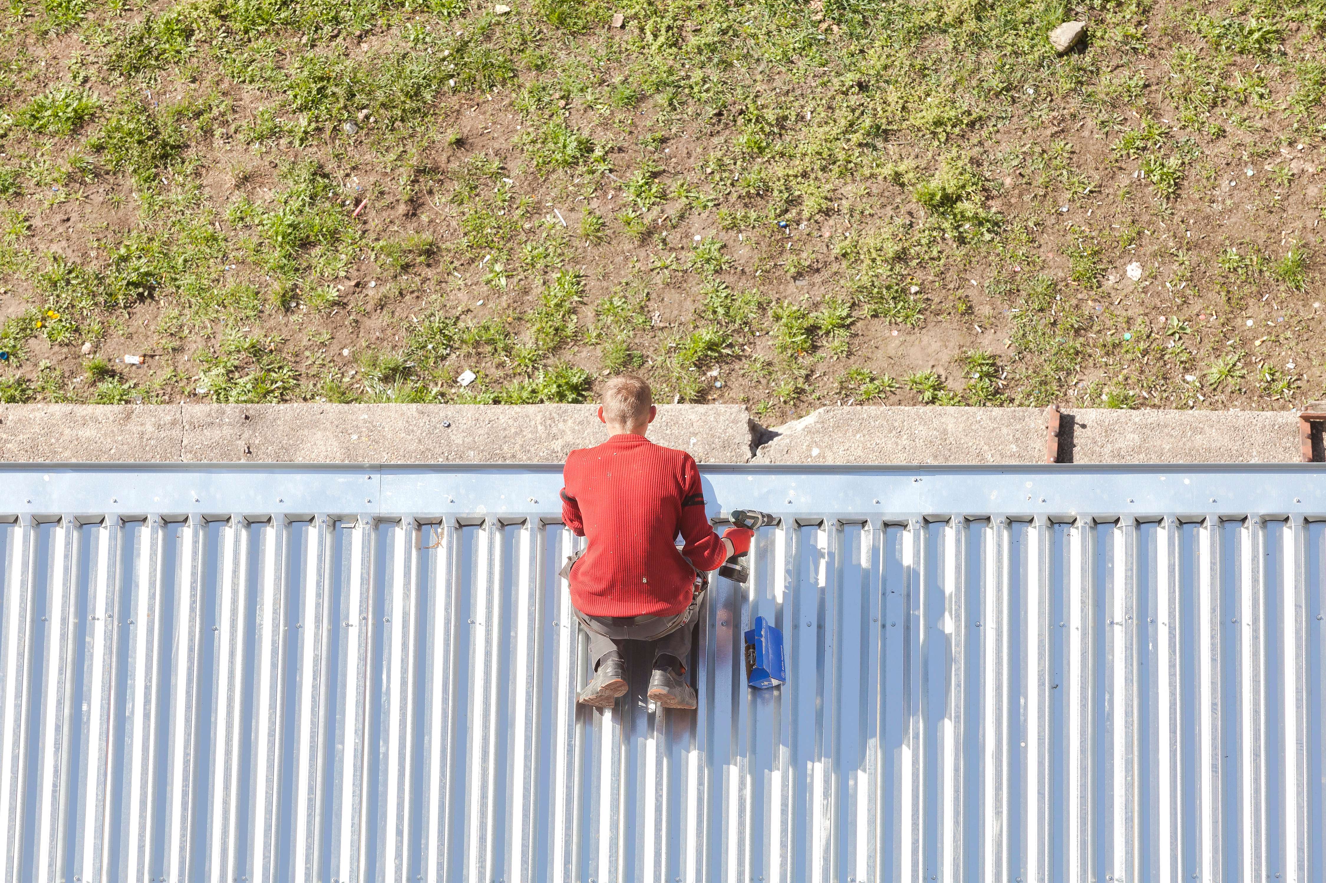 Trapézlemez tető szerelés folyamatban